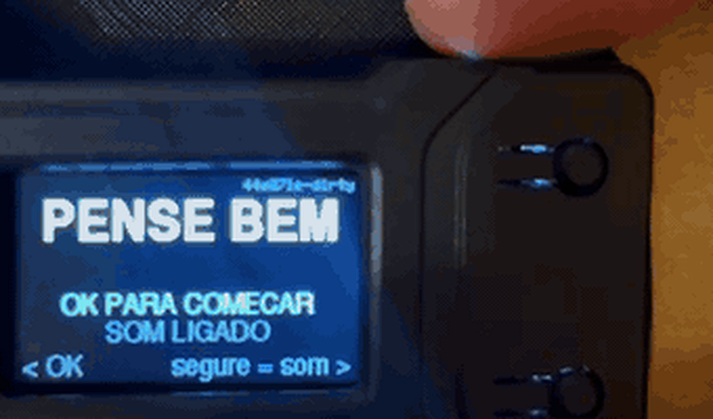 The board running Pense Bem: PENSE BEM on a blue screen, OK PARA COMECAR